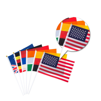 प्लास्टिक पोल के साथ छोटे झंडे लहराते निजीकृत हाथ से बने झंडे